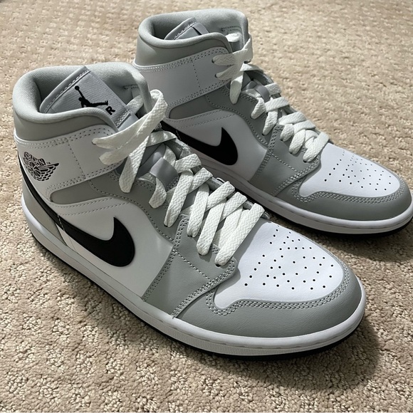 Jordan | Air Jordan 1 Women’s ‘Grey Fog’ Mid - Picture 8 of 11